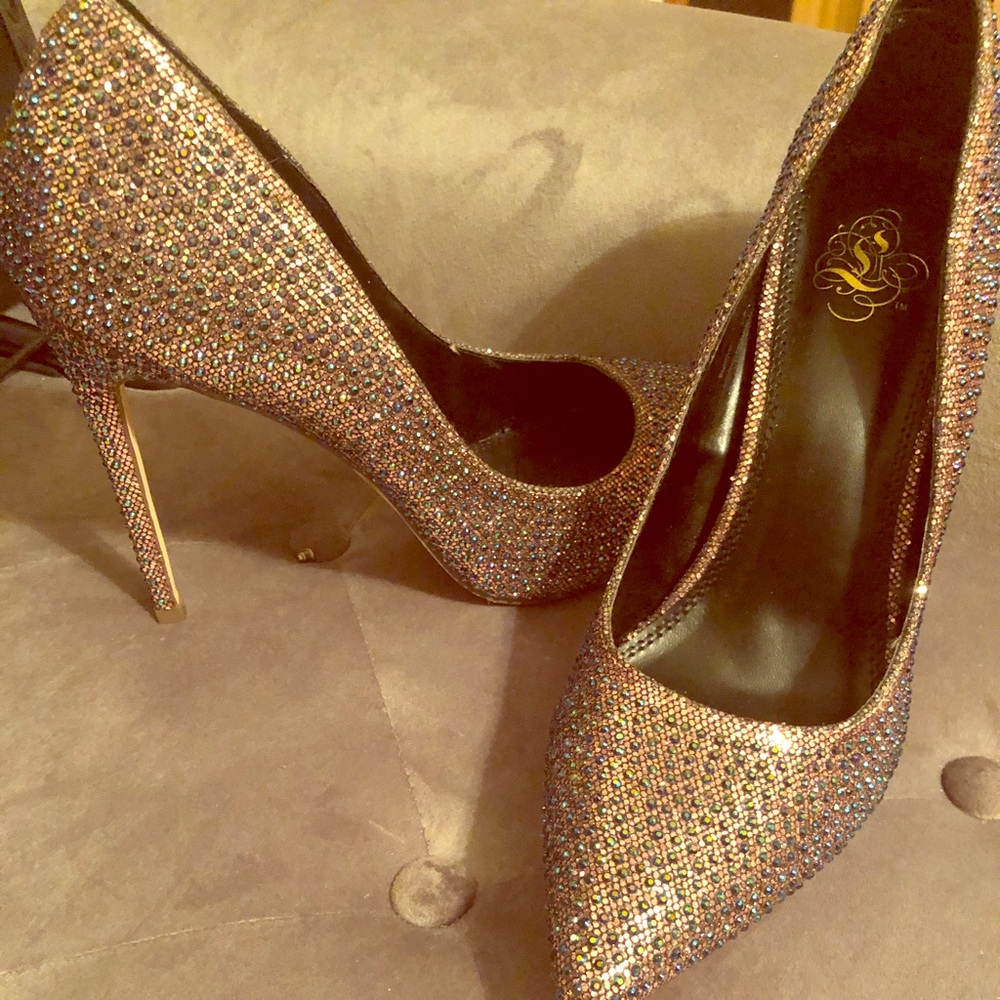 Akira Brand Pumps